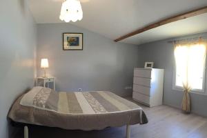 エスパラン・ド・ヴェルドンにあるChez Georges - Maison 4 - Les gîtes du Verdonのベッドとドレッサーと窓のある寝室