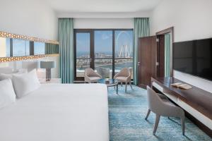 Postel nebo postele na pokoji v ubytování JA Ocean View Hotel, Jumeirah Beach Dubai