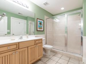 uma casa de banho com um chuveiro, um WC e um lavatório. em 5 Oclock Somewhere em Tybee Island