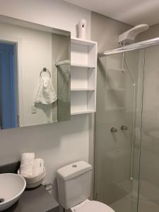 y baño con ducha, aseo y lavamanos. en Encanto dos Mares - Apartamento premium 4, en Camboriú