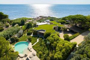 widok z powietrza na dom nad oceanem w obiekcie Villa in Gated Community of Hotel La Réserve w mieście Ramatuelle