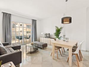 a living room with a table and a dining room at Ático de 2 dormitorios en Andalucía del mar in Marbella