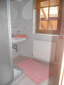 łazienka z umywalką, toaletą i oknem w obiekcie Appartement beim Brunnen 12 w Solden