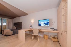 TV a/nebo společenská místnost v ubytování Familotel Alphotel