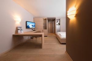 TV a/nebo společenská místnost v ubytování Familotel Alphotel