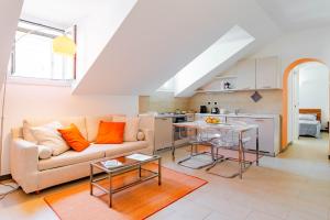 トリノにあるCà Maria Vittoria by HAPPYHOSTORINOのソファとキッチンのあるリビングルーム +32枚の写真