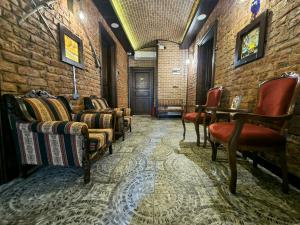 een wachtkamer met banken en stoelen in een bakstenen muur bij Element Garden in Istanbul
