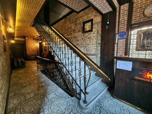 un escalier dans un bâtiment avec un mur en briques dans l'établissement Element Garden, à Istanbul