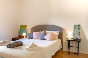 a bedroom with a large bed with towels on it at Dimora Casina dell'abbondanza in Gubbio