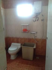 y baño con aseo, lavabo y ducha. en Villa Brastagi Resort Jalan Mimpin Tua Blok C No. 41, en Berastagi