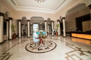 um lobby com uma mesa com flores em 1-bedroom apartment with pool em Dubai