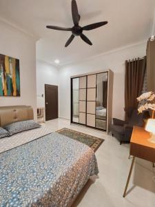 Ένα ή περισσότερα κρεβάτια σε δωμάτιο στο De Jara Guesthouse Dungun for Malay