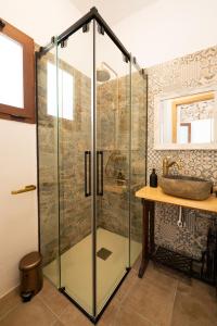 eine Glasdusche im Bad mit Waschbecken in der Unterkunft Apartamento Andalucía in Cómpeta