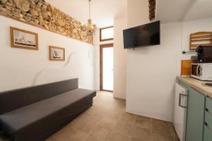 ein Wohnzimmer mit einem Sofa und einer Mikrowelle in der Unterkunft Apartamento Andalucía in Cómpeta