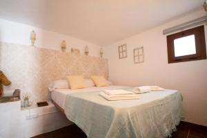 ein Schlafzimmer mit einem Bett mit zwei Handtüchern darauf in der Unterkunft Apartamento Andalucía in Cómpeta