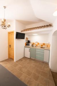 Zimmer mit einer Küche mit Arbeitsplatte in der Unterkunft Apartamento Andalucía in Cómpeta