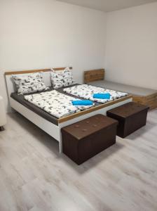 Una cama en una habitación con dos cajas. en Apartmány HAVLÍČKOVA s parkováním zdarma en Česká Lípa