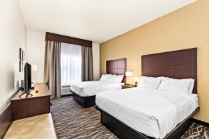 Cobblestone Hotel & Suites - Superior Duluth客房内的一张或多张床位