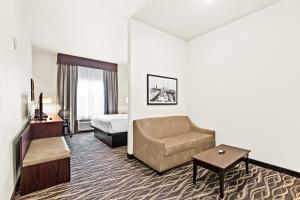 Cobblestone Hotel & Suites - Superior Duluth客房内的一张或多张床位
