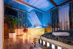 pokój z łóżkiem i wanną w obiekcie GÓRALSKA VILLA APARTAMENTY Z JACUZZI & HOME SPA & Zakopane w Poroninie