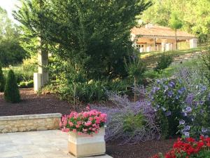 Vonkajšia záhrada v ubytovaní Roques Cottage - Spacieuse maison pierre avec piscine chauffée, cuisine d'été, pétanque, ping-pong et jeux enfants - 10 min de Vic