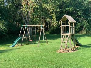 Detský kútik v ubytovaní Roques Cottage - Spacieuse maison pierre avec piscine chauffée, cuisine d'été, pétanque, ping-pong et jeux enfants - 10 min de Vic