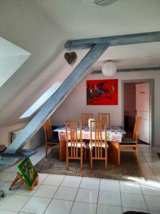 - une salle à manger avec une table et des chaises dans l'établissement Appartement de 2 chambres avec jardin amenage a Ingersheim, à Ingersheim