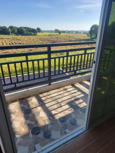 un balcón con vistas a un campo de cultivos en Marino Transient House, en Alaminos