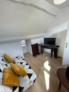 Televízia a/alebo spoločenská miestnosť v ubytovaní LIKEHOME - Appartement cosy et calme proche Paris