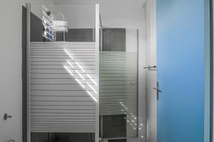 una escalera en un baño con espejo en Domaine De Marly, 3 étoiles, en Sainte-Anne