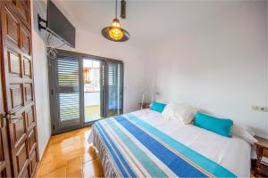 レスカラにあるHOUSE APARTMENT L'ESCALAのベッドと大きな窓のある寝室 +30枚の写真