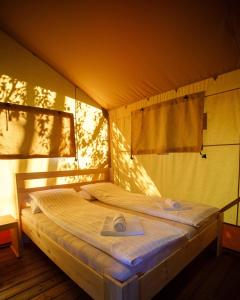 Postel nebo postele na pokoji v ubytování Glamping Bagrem