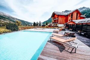 ośrodek z basenem i budynkiem w obiekcie La Cabane, Superbe Duplex à 5 min des pistes w mieście Le Monêtier-les-Bains