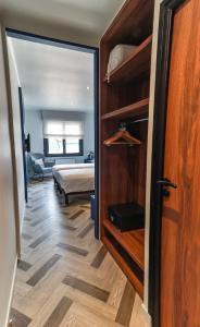 Postel nebo postele na pokoji v ubytování Logis Hôtel du Parc
