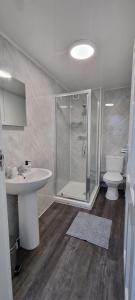 uma casa de banho com um chuveiro, um lavatório e um WC. em Ultra-Fine APARTMENTS in CENTRAL HALIFAX em Halifax