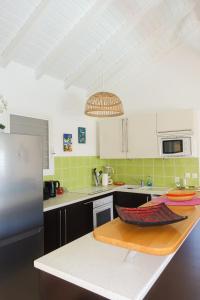 una cucina con frigorifero e piano di lavoro di Villa ACARIF a Sainte-Anne