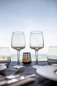 - une table avec quatre verres à vin dans l'établissement Domaine Buhez Nevez, à Trélévern