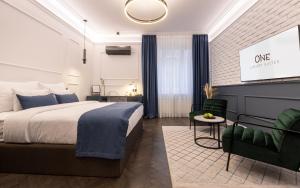 מיטה או מיטות בחדר ב-One Luxury Suites