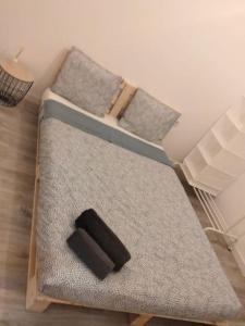 Lisbon, 3 bedroom apartment in Amora , 15 min from the beach في أمورا: غرفة بسريرين عليها غرض اسود