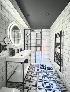uma casa de banho com um lavatório e um espelho em Loft 11 Stunning LUXURY NYC Loft Style Interior Designed 2BD Apartment EXCELLENT CITY CENTRE LOCATION Mezzanine Cinema Room Designer Furniture AMAZING SPACE em Douglas