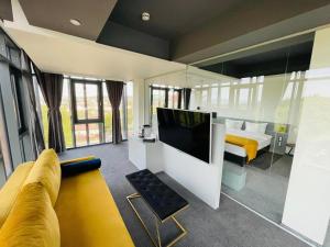 uma sala de estar com um sofá e uma televisão em WERK Hotel & SPA em Hunedoara