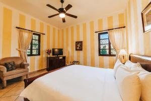 a bedroom with a bed and a ceiling fan at Los Mandarinos Boutique Hotel & Spa in Valle de Anton