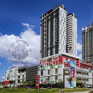 um edifício alto em frente a alguns edifícios em De Centrum By Jom La Homestay, Kajang Bangi em Kajang