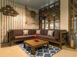 uma sala de estar com um sofá e uma mesa de centro em Blue Skies em Tybee Island