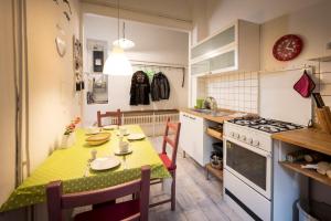 uma cozinha com uma mesa e uma mesa e cadeiras amarelas em Mehringdamm em Berlim