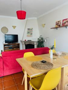 アルモグラヴェにあるAlmograve Beach Houseのリビングルーム(赤いソファ、テーブル付)