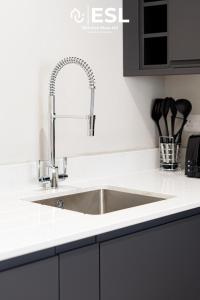 eine Küchentheke mit Spüle in der Küche in der Unterkunft Comfy Modern 2 Bedroom Duplex Apartment with Sun Terrace in Shrewsbury