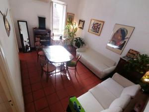 salon z kanapą i stołem w obiekcie La Tua Casa A Trastevere w Rzymie +4 zdjęcia
