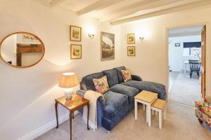 uma sala de estar com um sofá e uma mesa em Host & Stay - Waterlily Cottage em Great Ayton