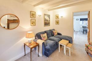 ein Wohnzimmer mit Sofa und Tisch in der Unterkunft Host & Stay - Waterlily Cottage in Great Ayton